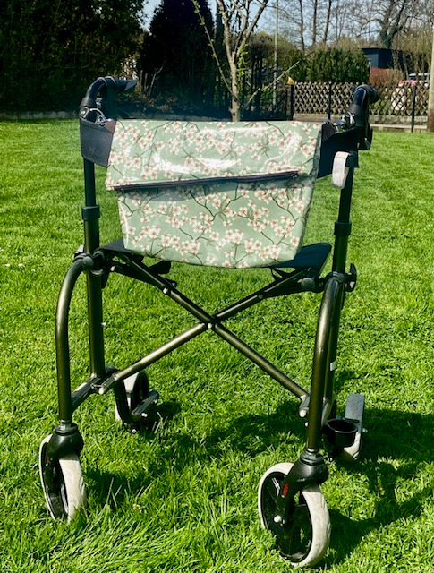 wasserfeste Rollator- und Rollstuhltasche - Kirschblütendesign inkl. Taschenhaken und Gurt